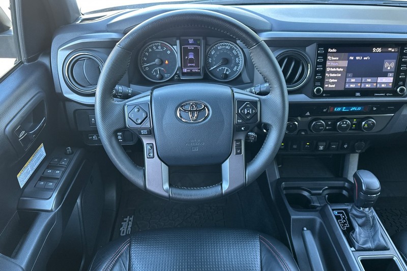 Toyota Tacoma 4WD Vehicle Full-screen Gallery Image 16