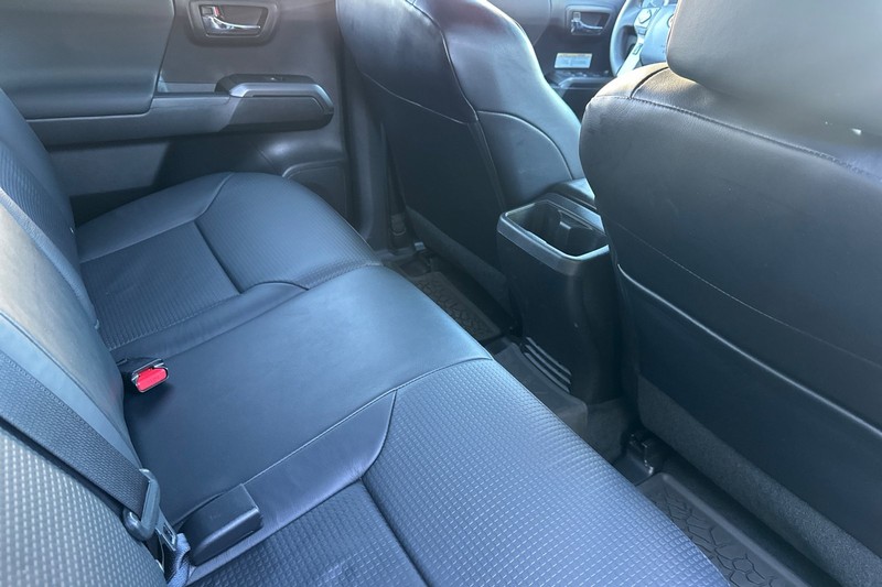 Toyota Tacoma 4WD Vehicle Full-screen Gallery Image 17