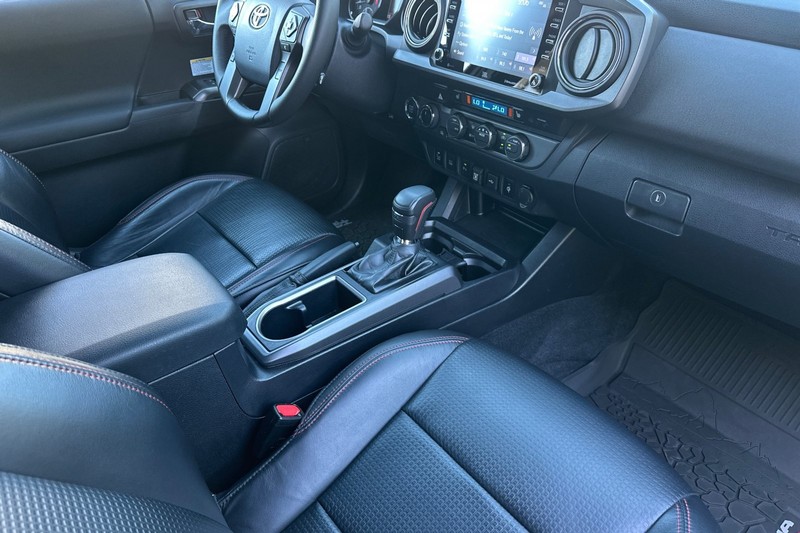 Toyota Tacoma 4WD Vehicle Full-screen Gallery Image 18