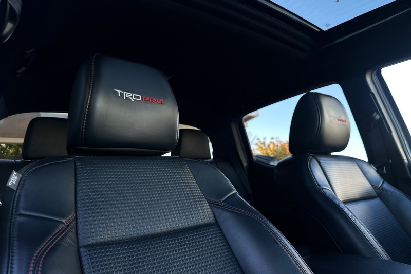 Toyota Tacoma 4WD Vehicle Full-screen Gallery Image 19