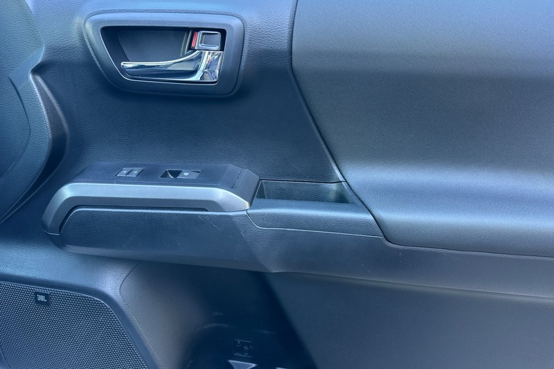 Toyota Tacoma 4WD Vehicle Full-screen Gallery Image 20