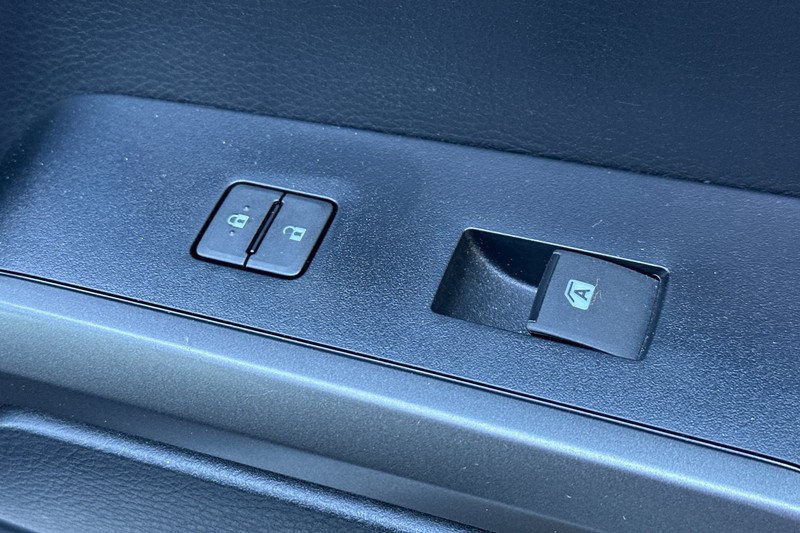 Toyota Tacoma 4WD Vehicle Full-screen Gallery Image 21