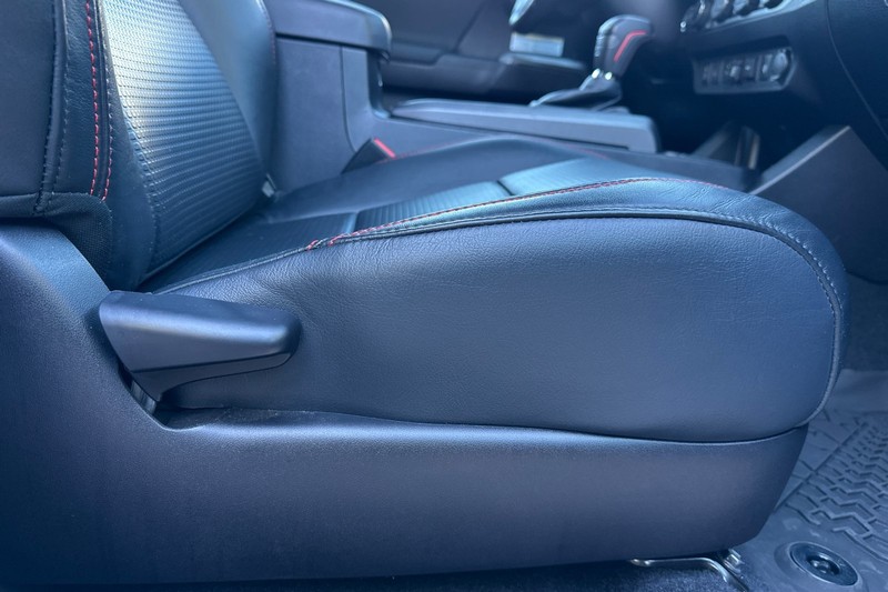 Toyota Tacoma 4WD Vehicle Full-screen Gallery Image 22