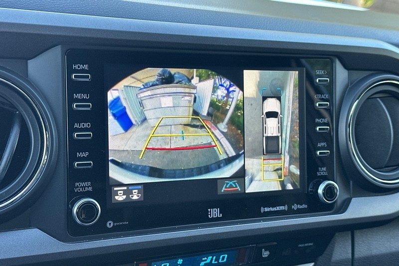 Toyota Tacoma 4WD Vehicle Full-screen Gallery Image 26