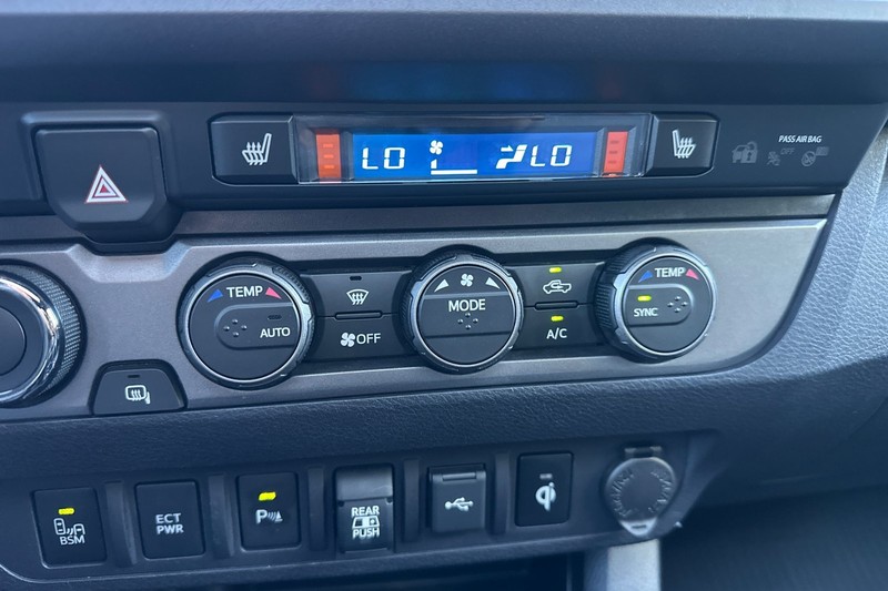 Toyota Tacoma 4WD Vehicle Full-screen Gallery Image 27