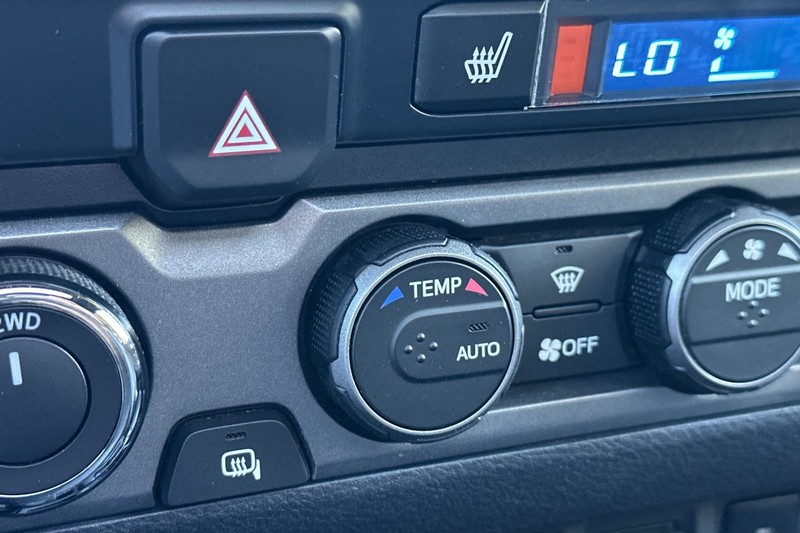 Toyota Tacoma 4WD Vehicle Full-screen Gallery Image 28