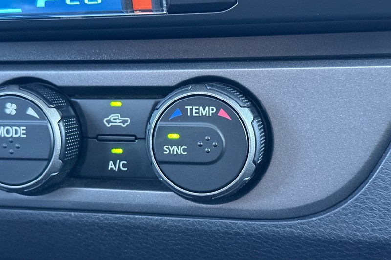 Toyota Tacoma 4WD Vehicle Full-screen Gallery Image 29