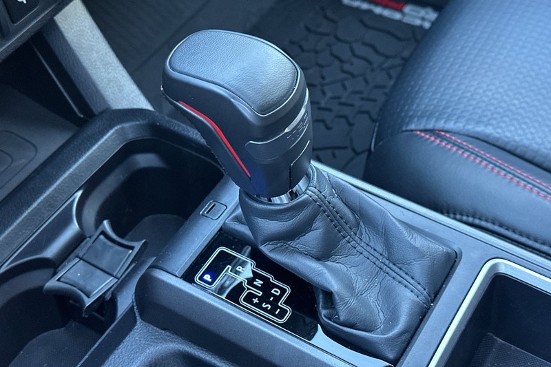 Toyota Tacoma 4WD Vehicle Full-screen Gallery Image 32