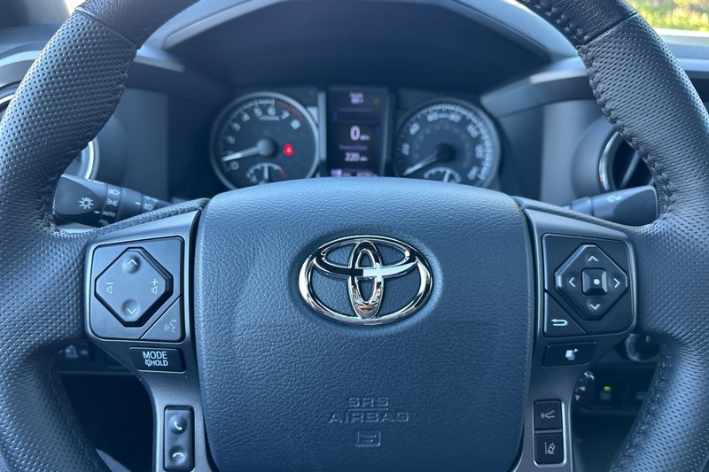 Toyota Tacoma 4WD Vehicle Full-screen Gallery Image 34