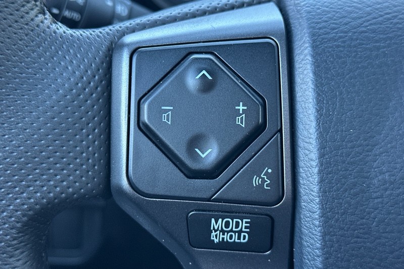 Toyota Tacoma 4WD Vehicle Full-screen Gallery Image 35