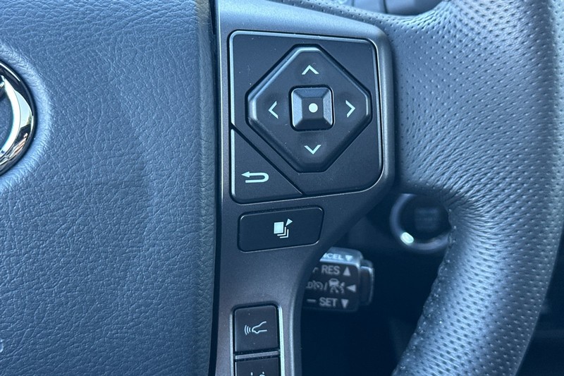 Toyota Tacoma 4WD Vehicle Full-screen Gallery Image 37