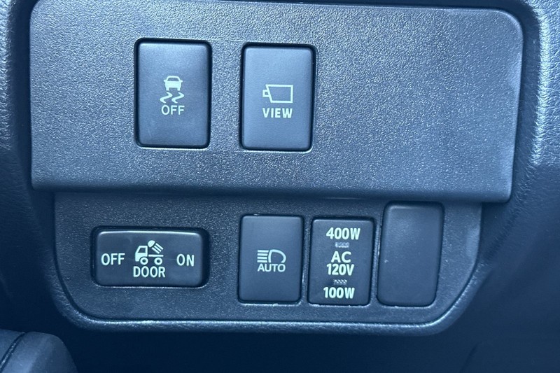 Toyota Tacoma 4WD Vehicle Full-screen Gallery Image 41