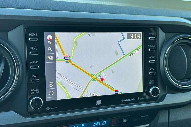 Toyota Tacoma 4WD Vehicle Full-screen Gallery Image 43