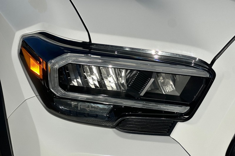Toyota Tacoma 4WD Vehicle Full-screen Gallery Image 46