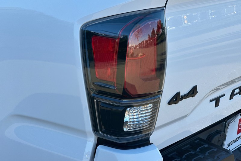 Toyota Tacoma 4WD Vehicle Full-screen Gallery Image 48