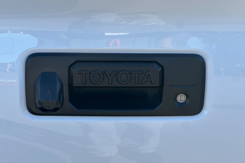 Toyota Tacoma 4WD Vehicle Full-screen Gallery Image 49