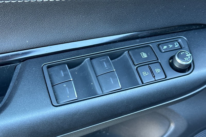 Toyota Venza Vehicle Full-screen Gallery Image 12