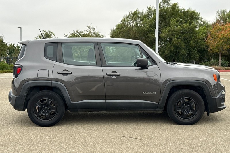 Jeep Renegade Vehicle Full-screen Gallery Image 03