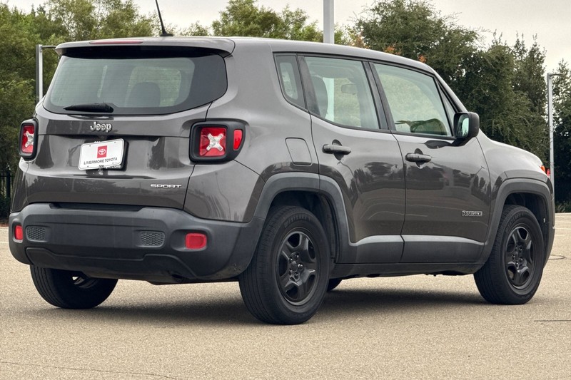 Jeep Renegade Vehicle Full-screen Gallery Image 04