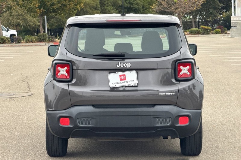 Jeep Renegade Vehicle Full-screen Gallery Image 05