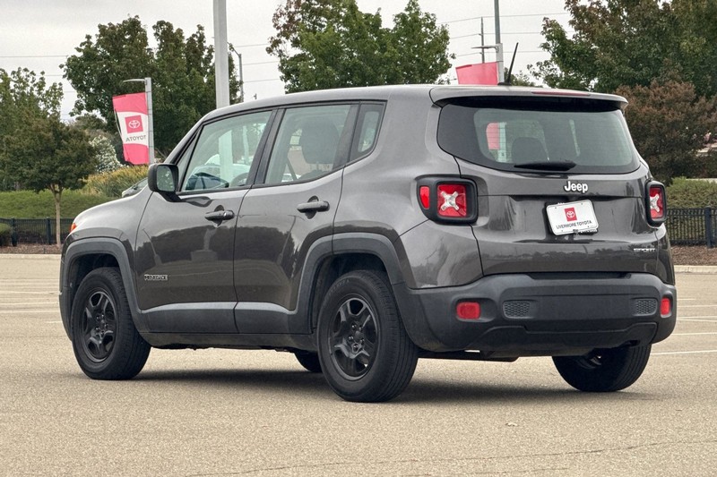 Jeep Renegade Vehicle Full-screen Gallery Image 06