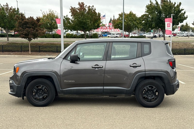 Jeep Renegade Vehicle Full-screen Gallery Image 07