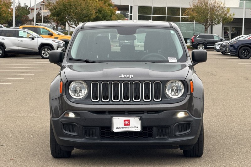 Jeep Renegade Vehicle Full-screen Gallery Image 09