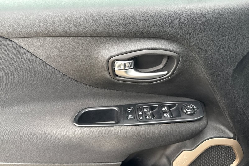Jeep Renegade Vehicle Full-screen Gallery Image 11