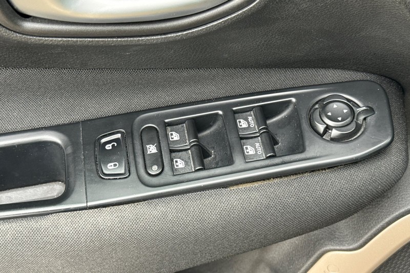 Jeep Renegade Vehicle Full-screen Gallery Image 12