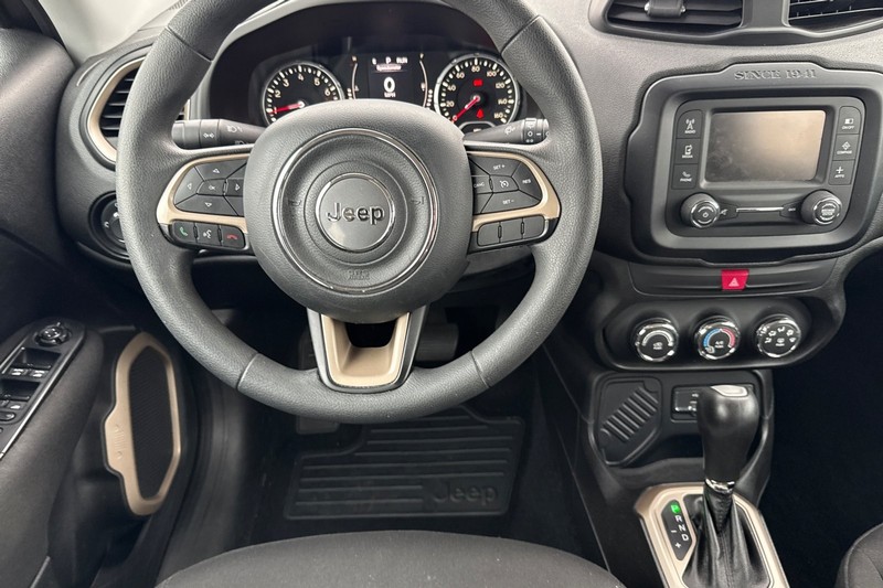 Jeep Renegade Vehicle Full-screen Gallery Image 16