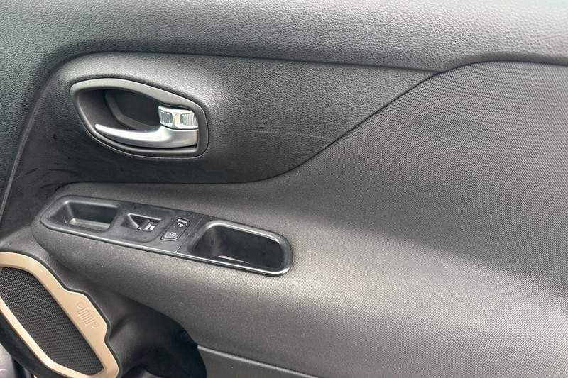 Jeep Renegade Vehicle Full-screen Gallery Image 20