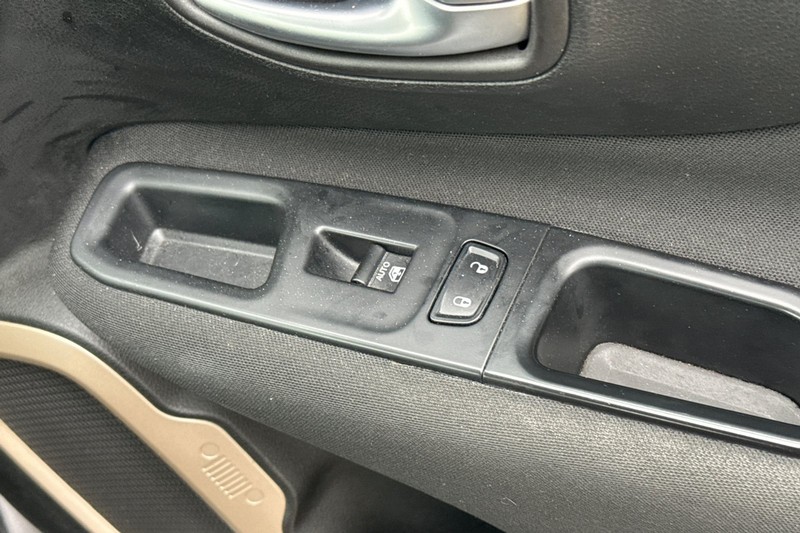 Jeep Renegade Vehicle Full-screen Gallery Image 21