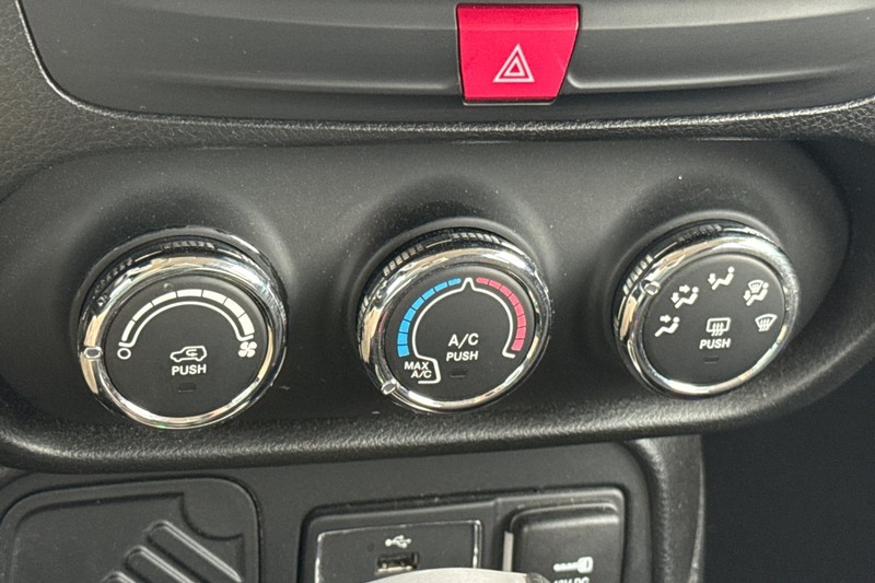Jeep Renegade Vehicle Full-screen Gallery Image 27