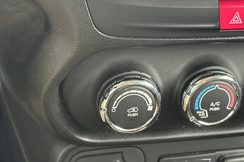 Jeep Renegade Vehicle Full-screen Gallery Image 28