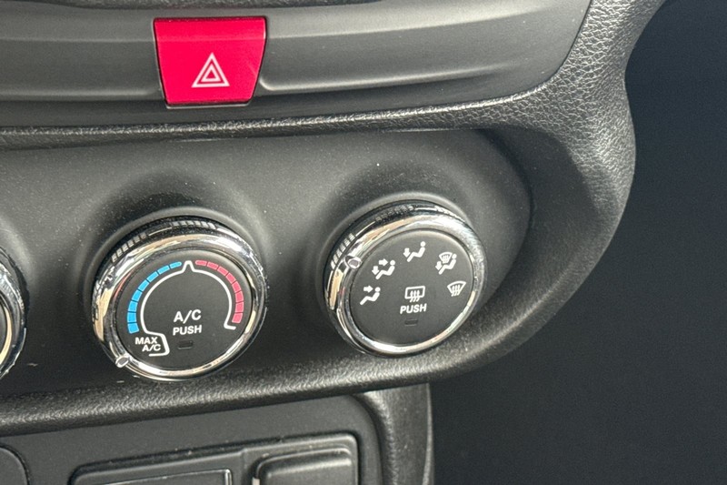 Jeep Renegade Vehicle Full-screen Gallery Image 29