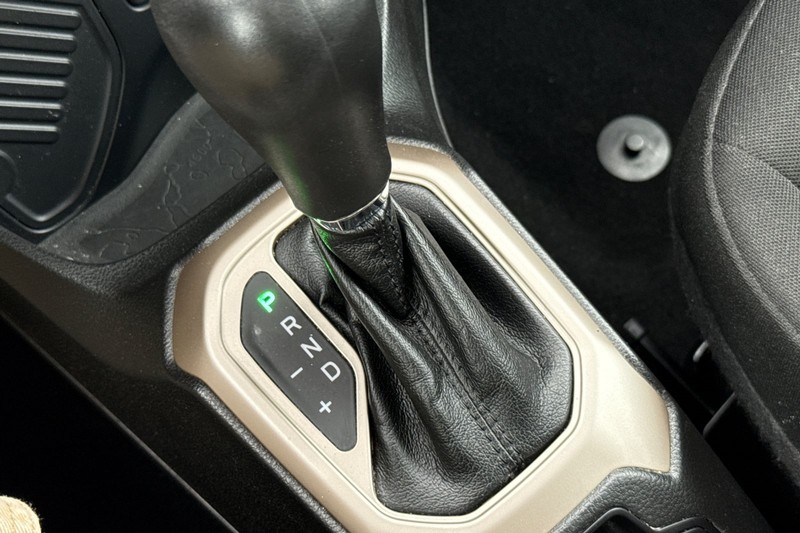 Jeep Renegade Vehicle Full-screen Gallery Image 32