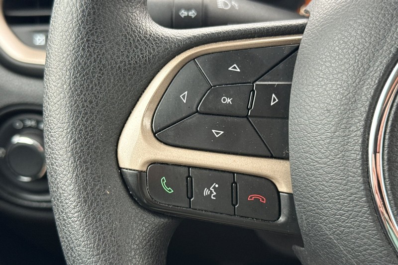 Jeep Renegade Vehicle Full-screen Gallery Image 35