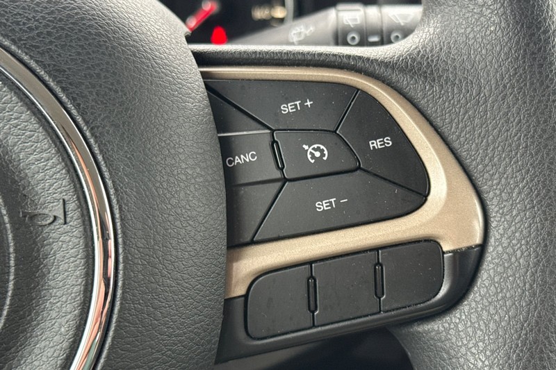 Jeep Renegade Vehicle Full-screen Gallery Image 37