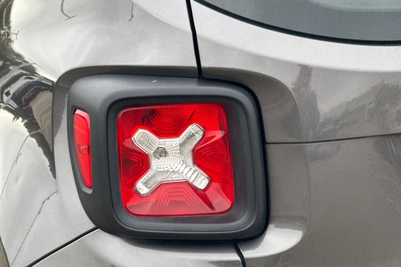 Jeep Renegade Vehicle Full-screen Gallery Image 45