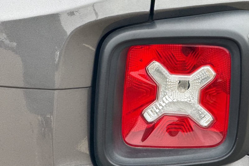 Jeep Renegade Vehicle Full-screen Gallery Image 47
