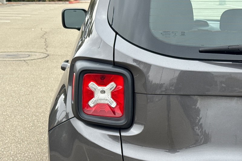 Jeep Renegade Vehicle Full-screen Gallery Image 48