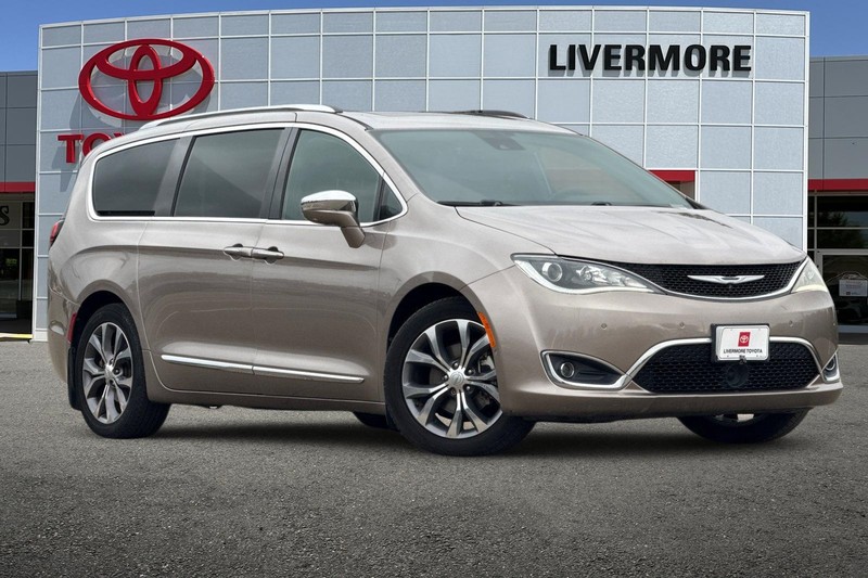 Chrysler Pacifica Vehicle Full-screen Gallery Image 02