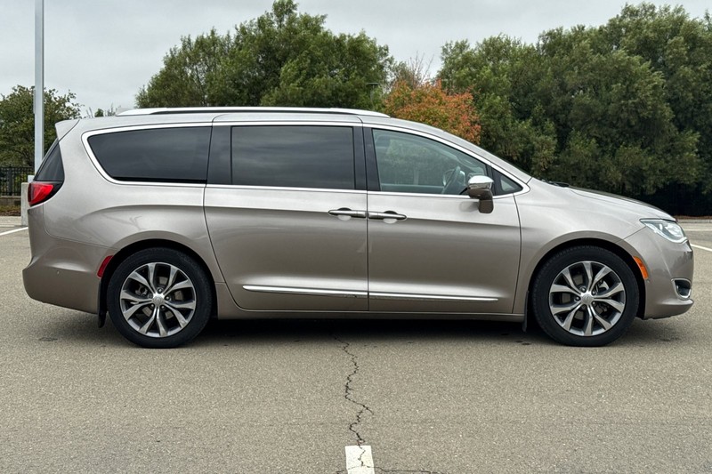 Chrysler Pacifica Vehicle Full-screen Gallery Image 03