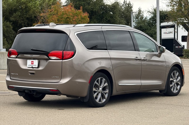 Chrysler Pacifica Vehicle Full-screen Gallery Image 04