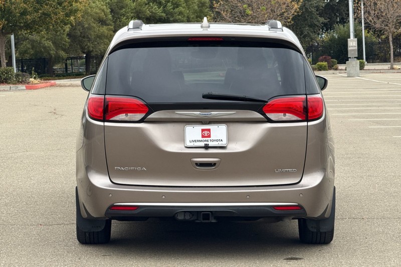Chrysler Pacifica Vehicle Full-screen Gallery Image 05