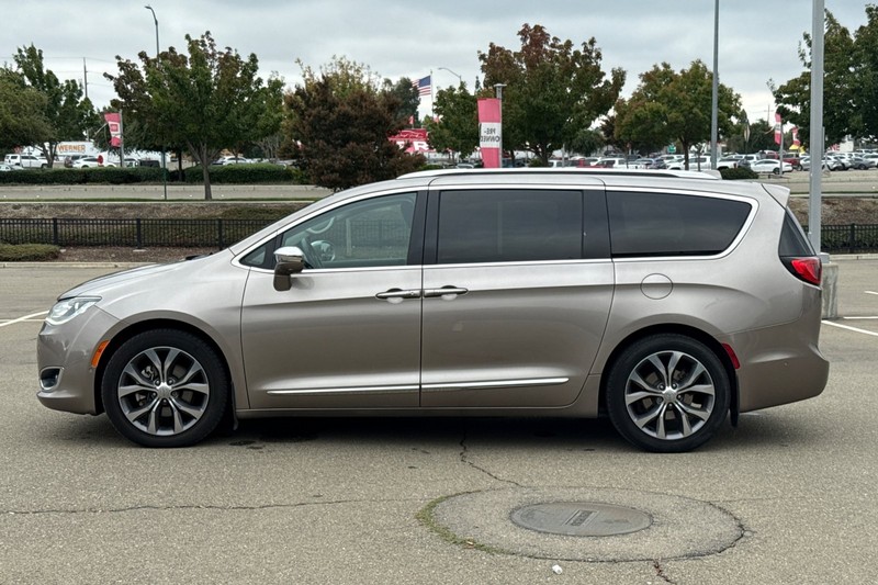 Chrysler Pacifica Vehicle Full-screen Gallery Image 07