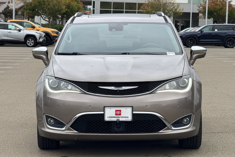 Chrysler Pacifica Vehicle Full-screen Gallery Image 09