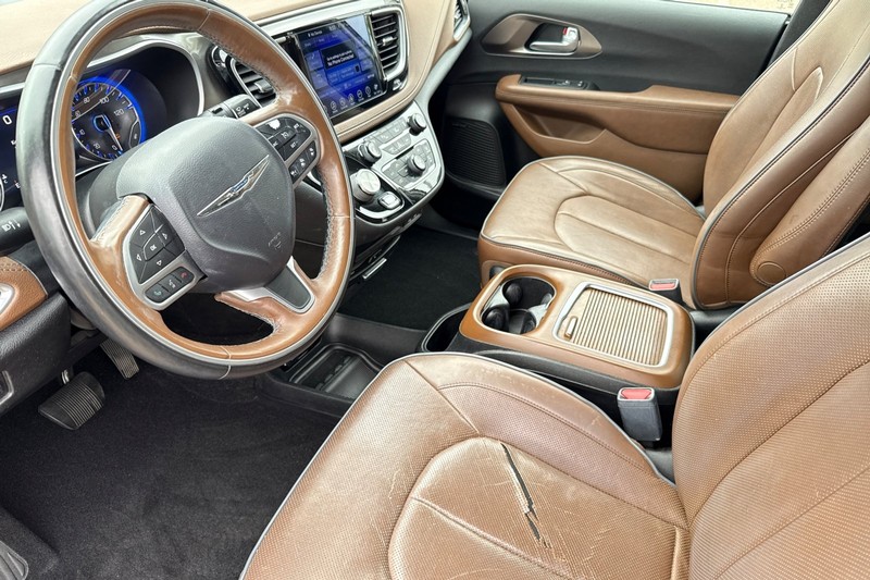 Chrysler Pacifica Vehicle Full-screen Gallery Image 10