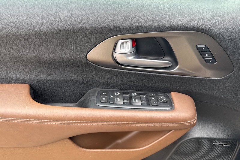 Chrysler Pacifica Vehicle Full-screen Gallery Image 11