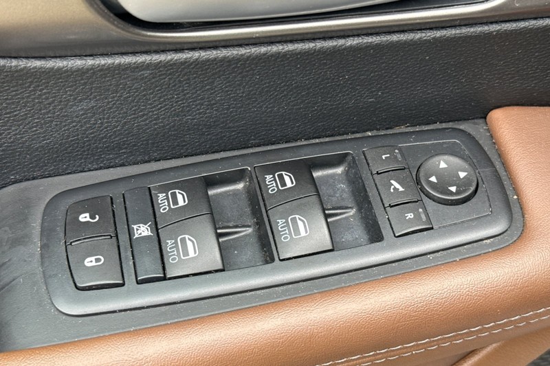 Chrysler Pacifica Vehicle Full-screen Gallery Image 12